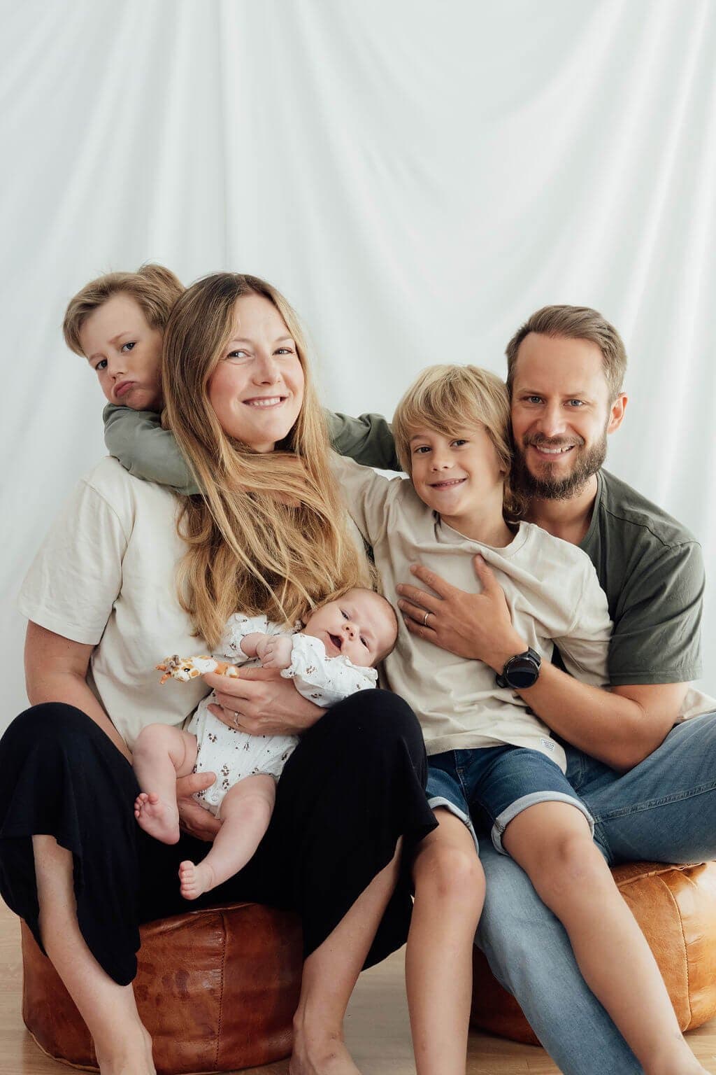 Photo de famille en studio à Strasbourg : parents, deux garçons et un bébé