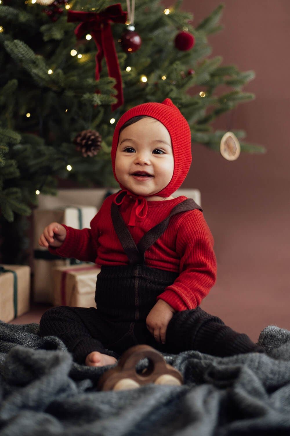 Bébé souriant en bonnet rouge, mini séance photo de Noël à Strasbourg