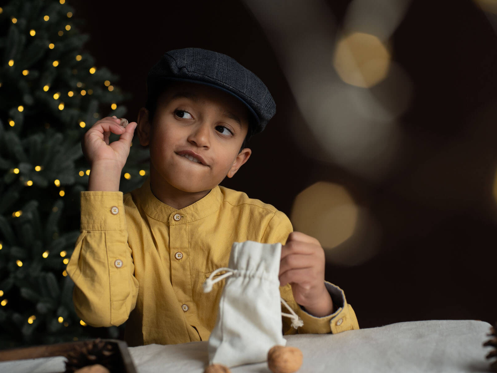 Timeless Christmas family session in Strasbourg photo studio.