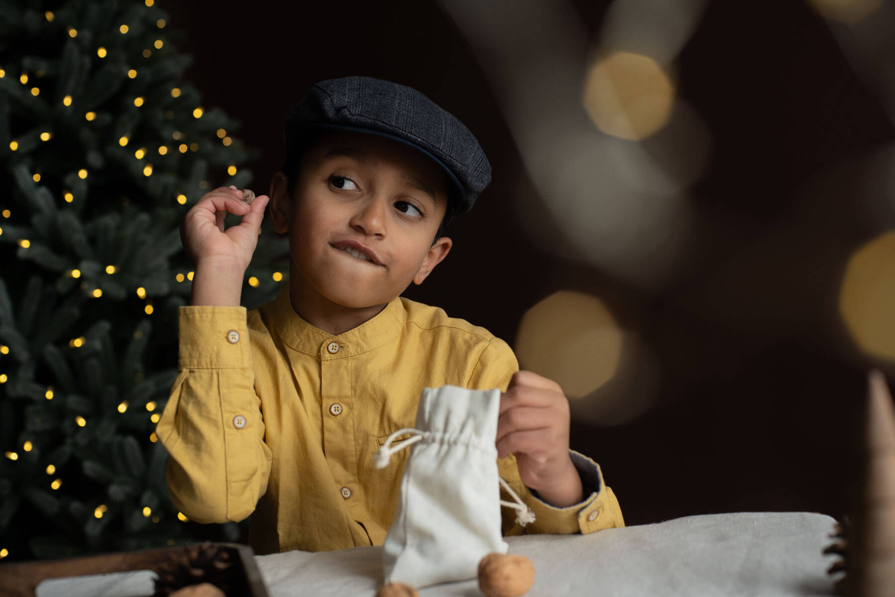 Timeless Christmas family session in Strasbourg photo studio.